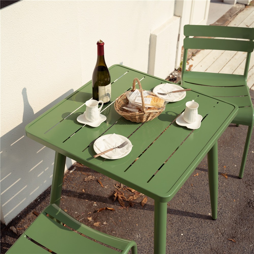 krzesło i stół do restauracji na świeżym powietrzu